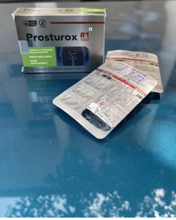 Boîte de Prosturox et plaquettes sur un capot bleu