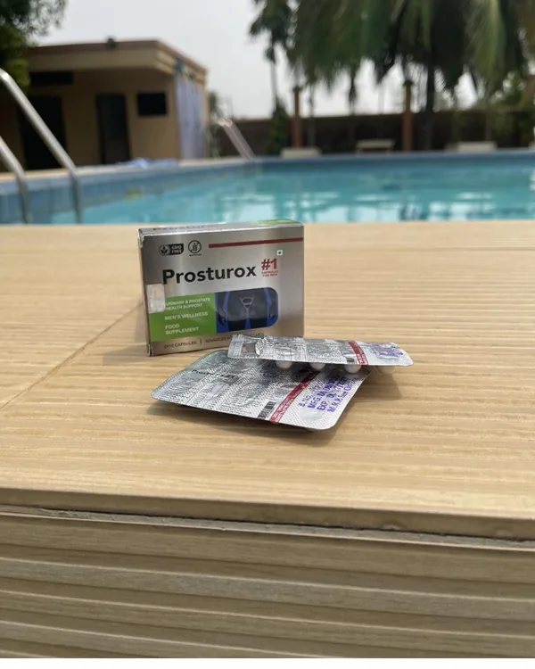 Boîte de Prosturox posée au bord d'une piscine