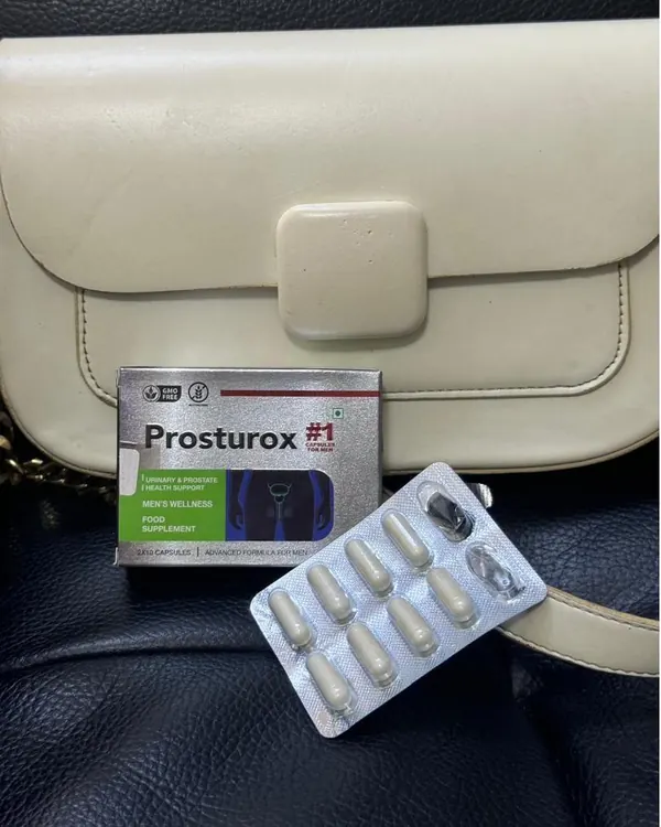 Boîte de Prosturox devant un sac à main beige, avec une plaquette