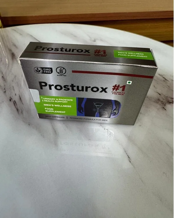 Boîte argentée de Prosturox posée sur une table en marbre