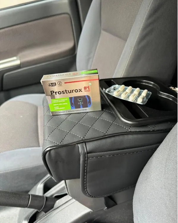 Boîte de Prosturox et plaquette posées sur la console d'une voiture