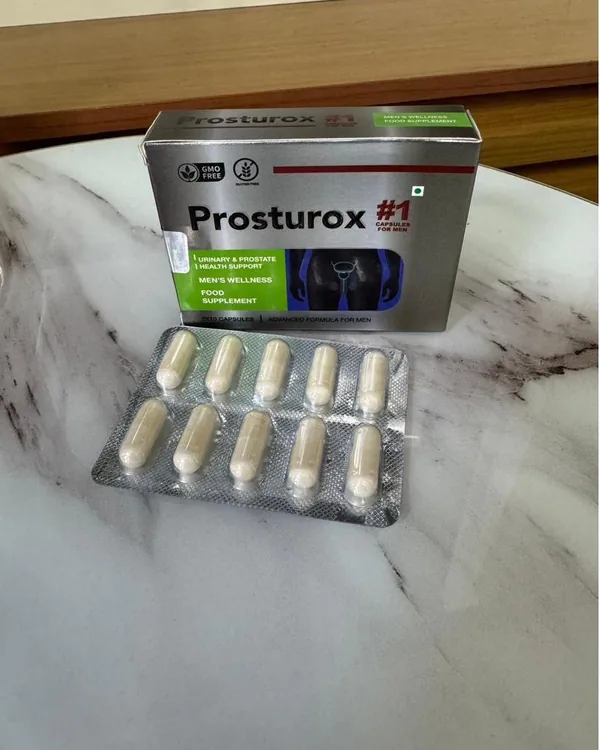Boîte argentée de Prosturox et plaquette ouverte sur une table en marbre