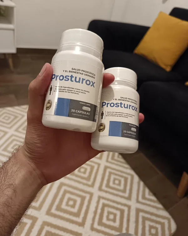 Dos frascos de Prosturox en la mano de un cliente, en una sala
