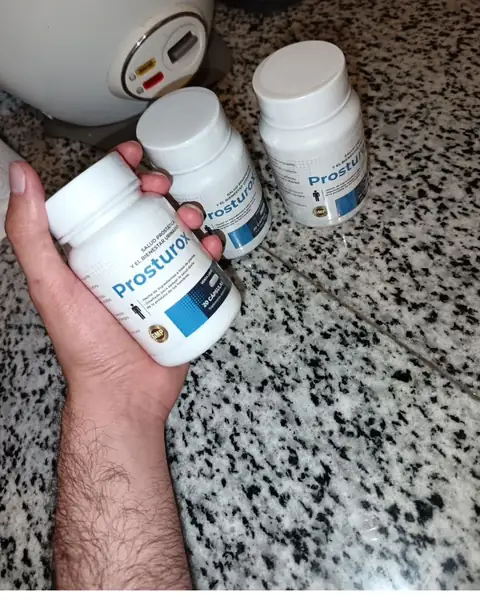 Frascos de Prosturox sobre una encimera de granito