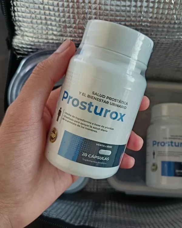 Frasco de Prosturox en la mano junto a una bolsa térmica